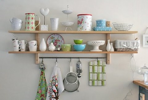 15 consejos para decorar las estanterías y baldas de la cocina